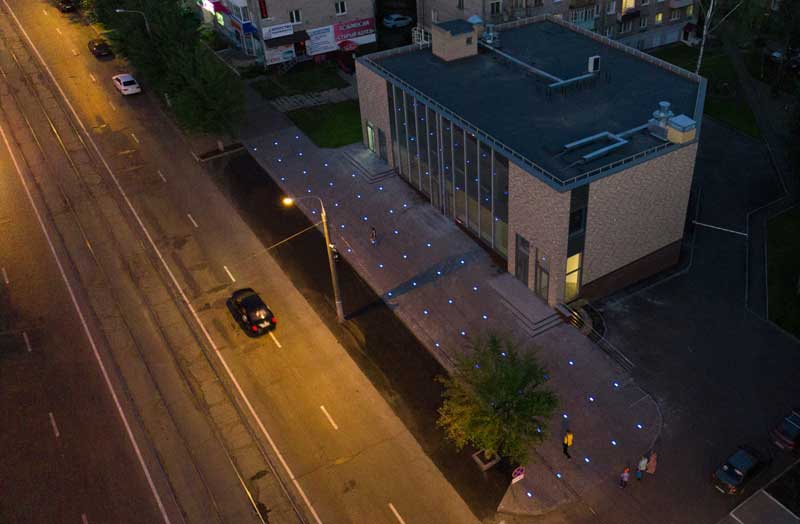 На фотографии тротуарная плитка с подсветкой